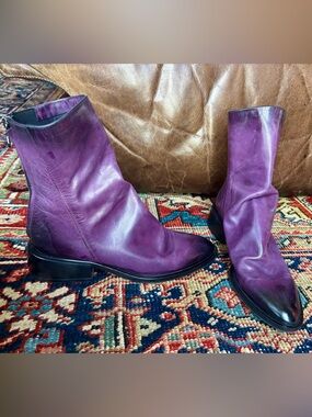 Italian designer purple leather boots by Mimmù, Italy.